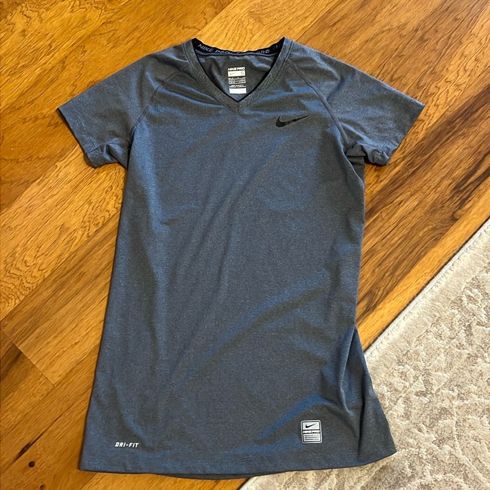Nike pro‎ tshirt